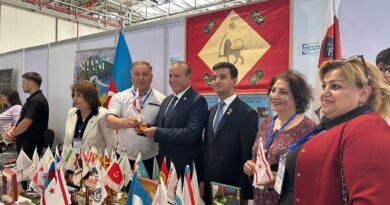 Baş nazir Ünal Üstel Beynəlxalq Diaspora Mərkəzinin guşəsini ziyarət etdi