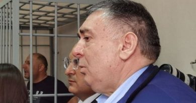 Şıxlinski toyuq hininə bənzəyən kamerada saxlanılır